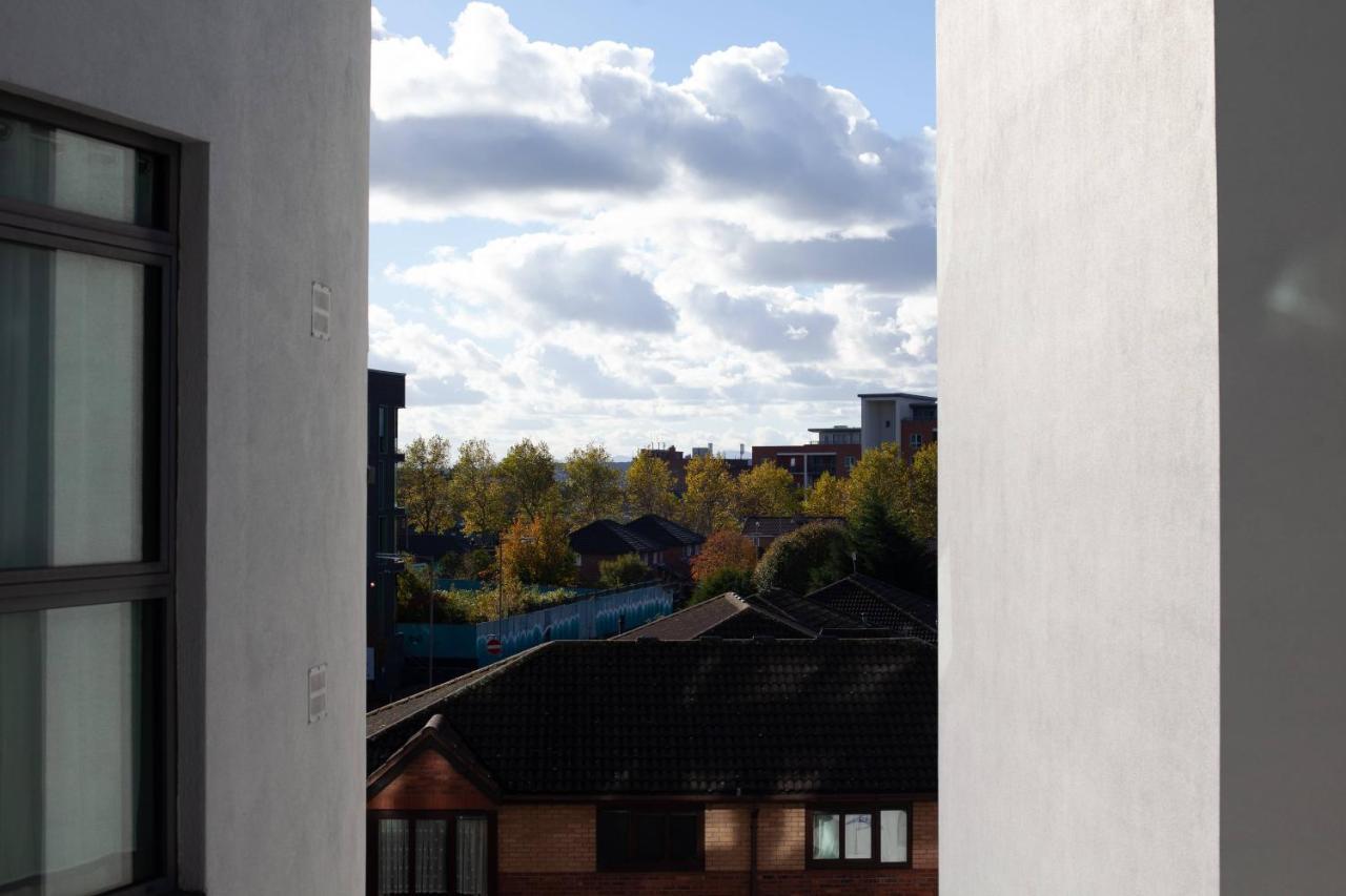 Serviced Apartment In Liverpool City Centre - Free Parking - Balcony - By Happy Days Exterior foto