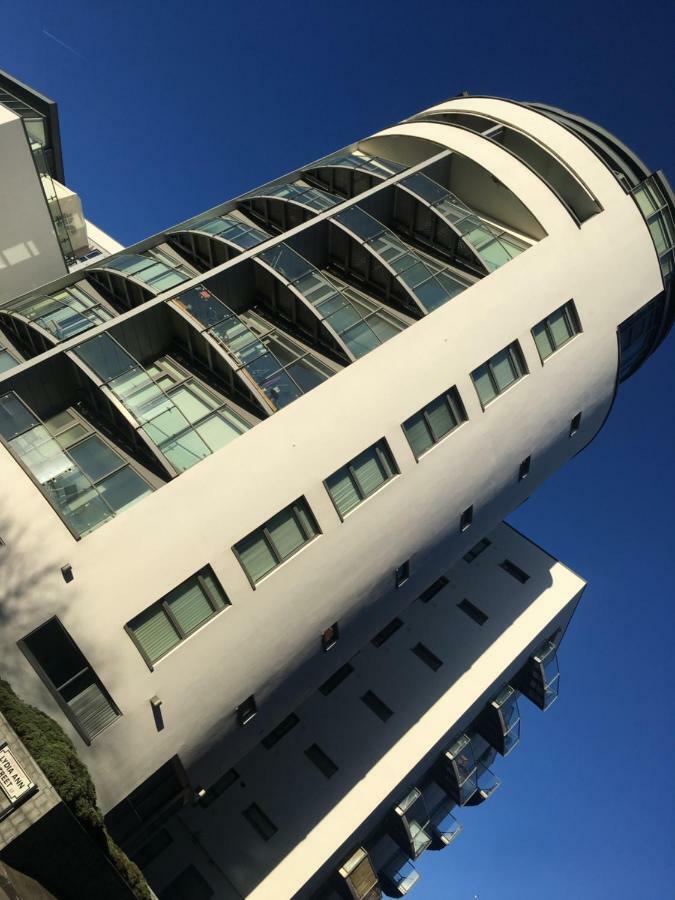 Serviced Apartment In Liverpool City Centre - Free Parking - Balcony - By Happy Days Exterior foto